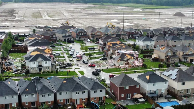 Breaking News: People hurt, homes damaged as tornado hits Barrie, Ont.