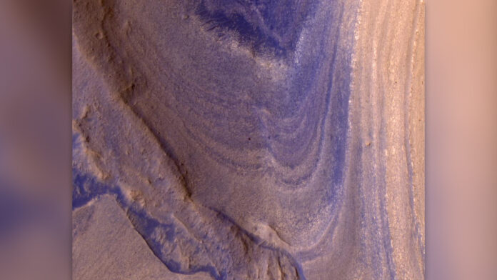 Space photo of the week: Can you spot the hidden robot on the slopes of Mars?